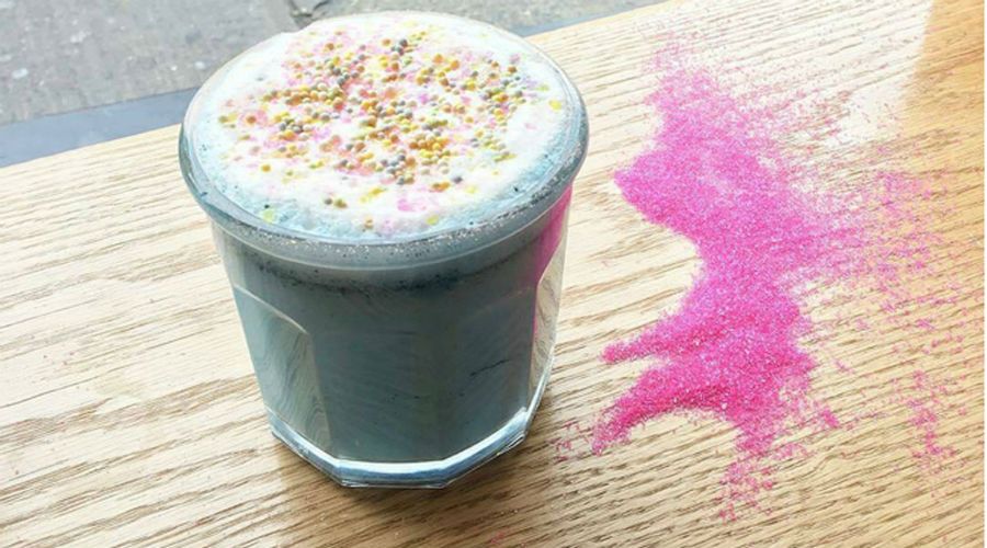 Le latte licorne, la boisson bien-être au lait de coco