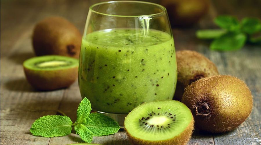 des kiwis et un smoothie au kiwi