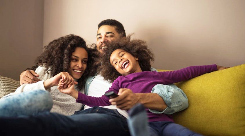 une famille se fait des câlins et sont heureux