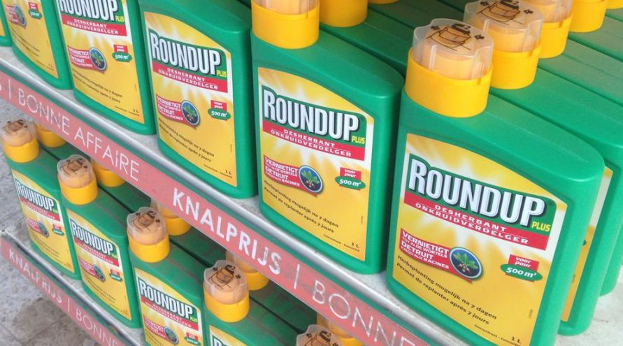 Bouteille de Roundup dans un magasin de jardinage en Belgique