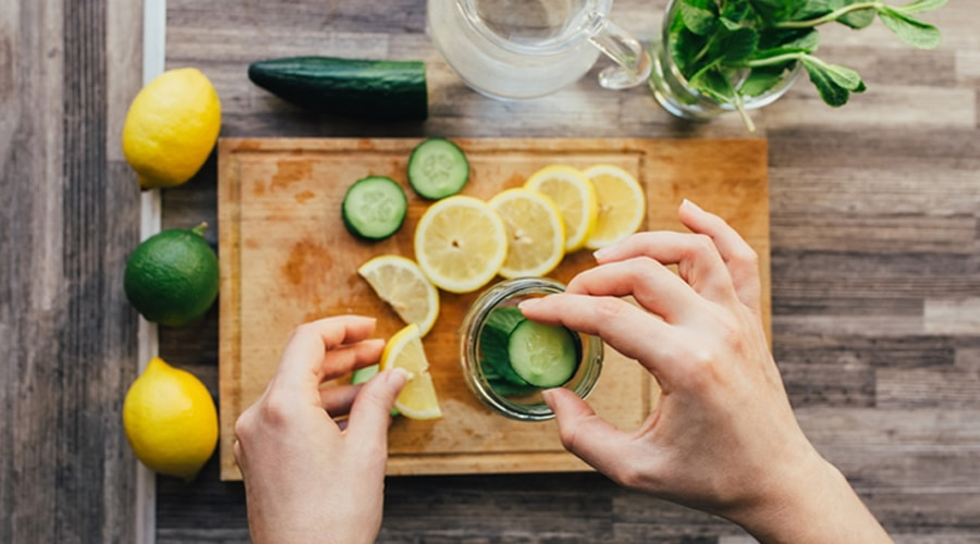 du citron et du concombre pour une eau détox