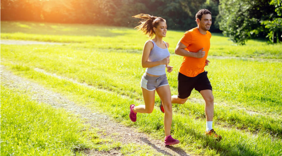 une femme et un homme pratiquent la course à pied dans la nature