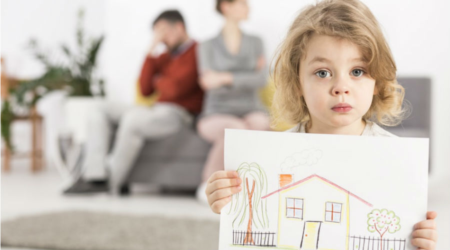 un enfant dans une maison avec ses parents