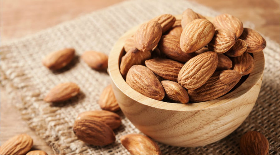 des amandes dans un bol en bois