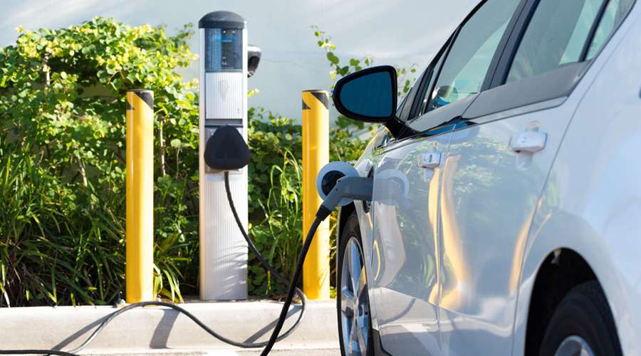 Voiture électrique en plein chargement