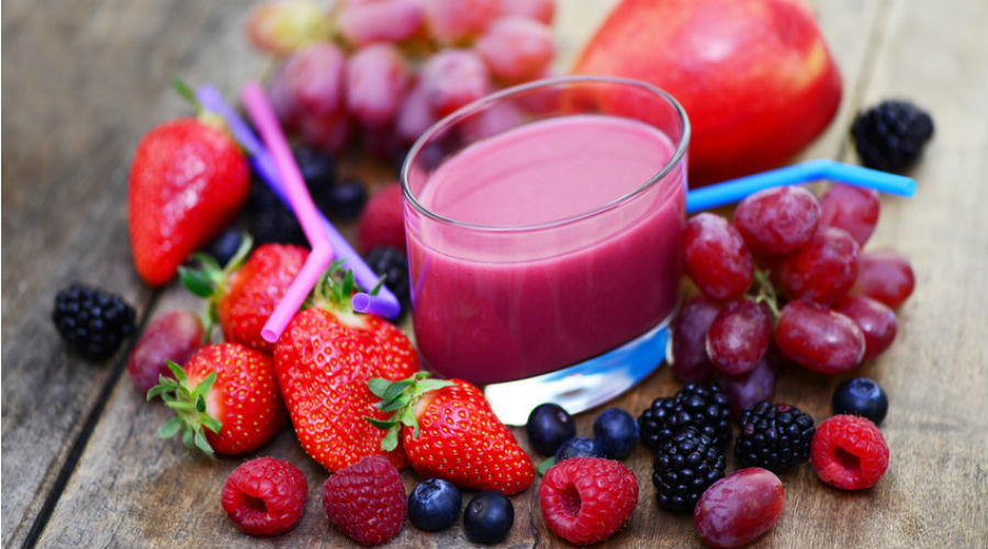 des fruits rouges autour d'un smoothie detox