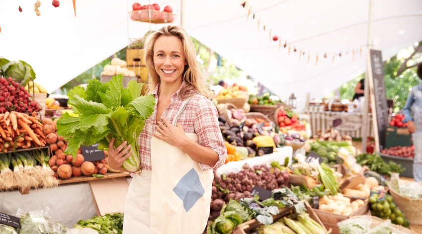 Dame achetant ses légumes sur un marché