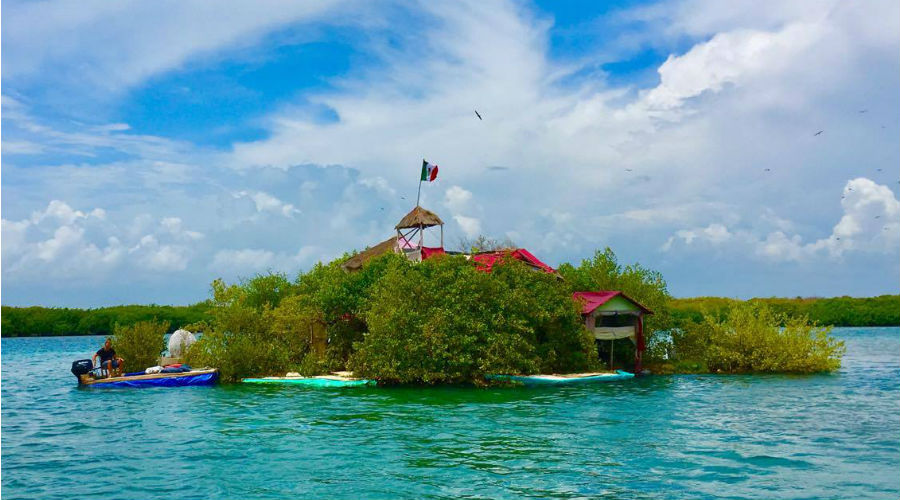 Cet homme a construit son île en bouteilles plastiques recyclées