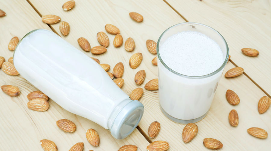 du lait végétal d'amande et des amandes