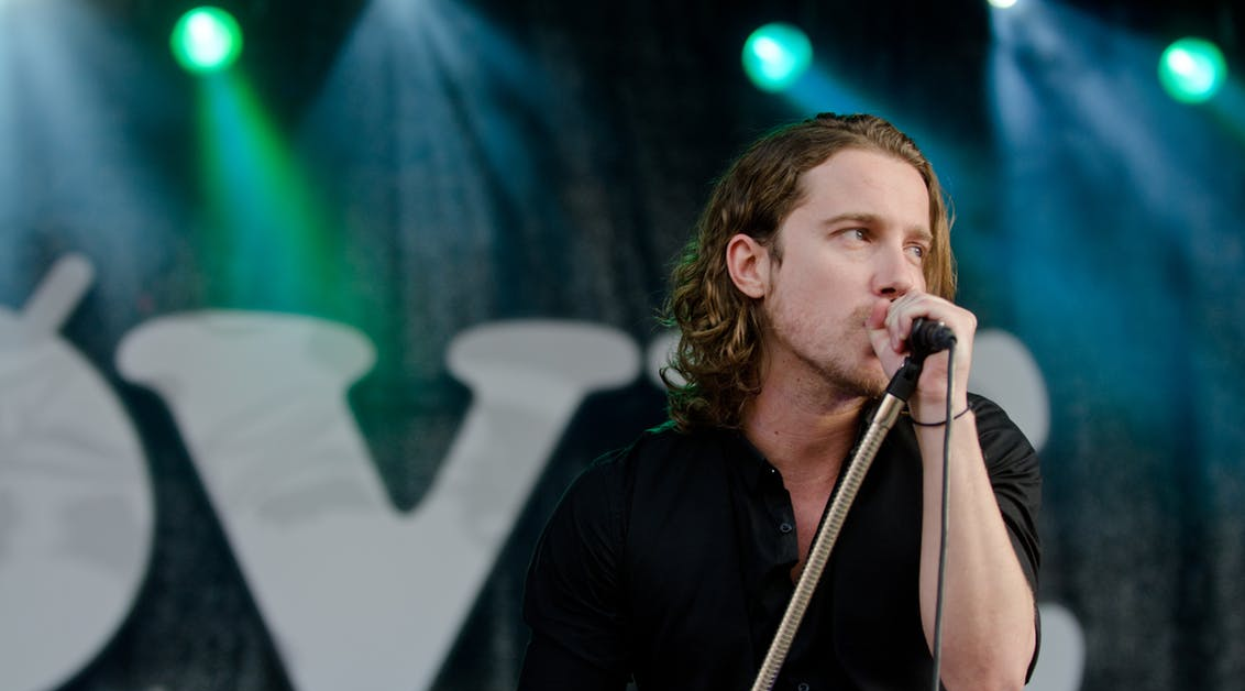 Julien Doré chante contre la tauromachie dans les arènes de Nîmes