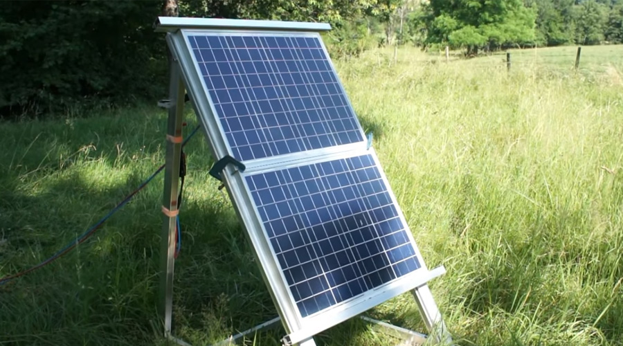 Panneau solaire dans un champ