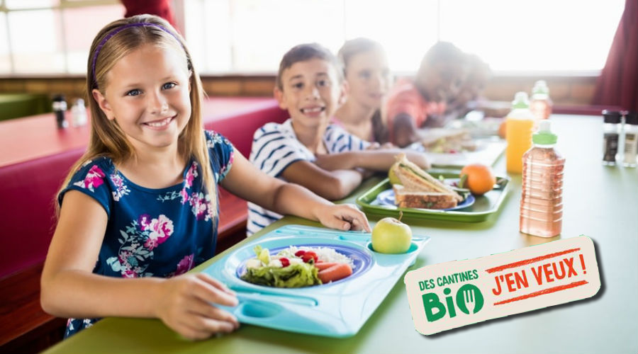 des enfants à la cantine