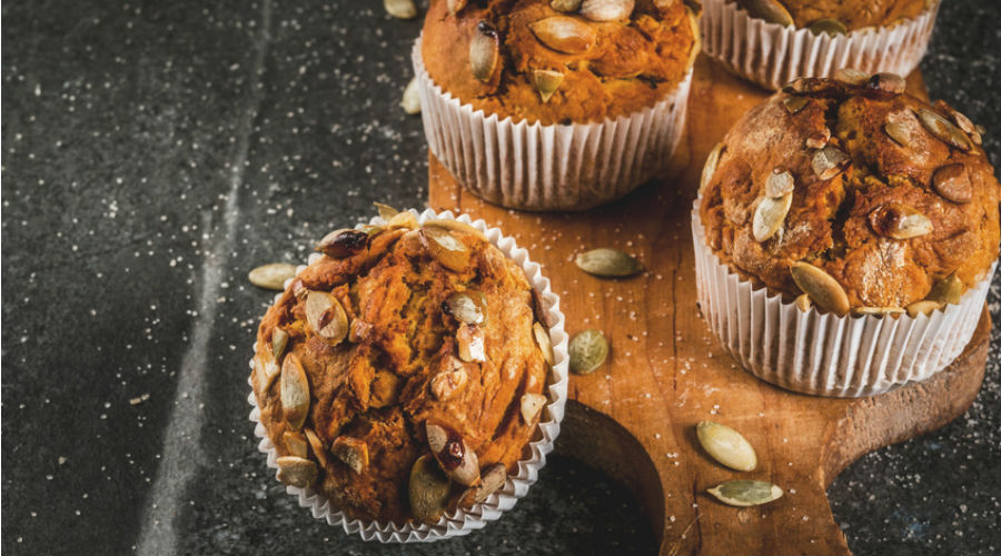 muffins à la patate douce parsemés de graines de courge