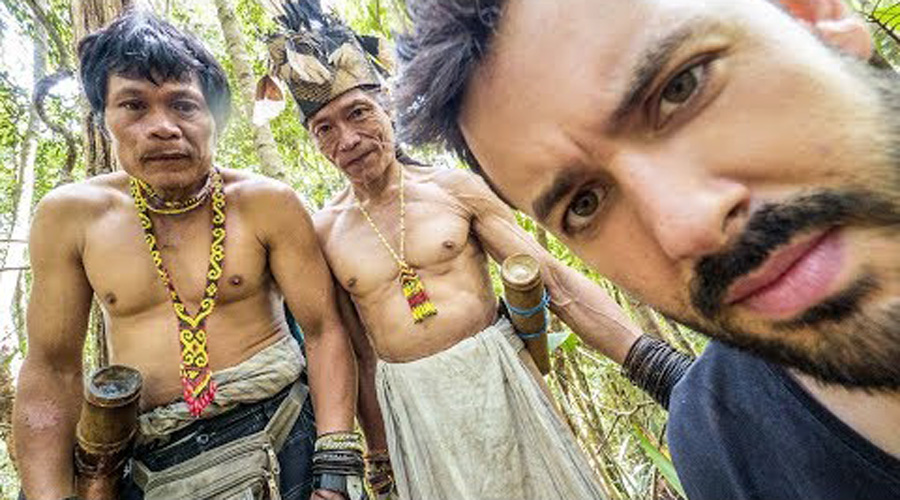 photo de Julien Donzé avec deux indiens Penan dans la forêt tropicale