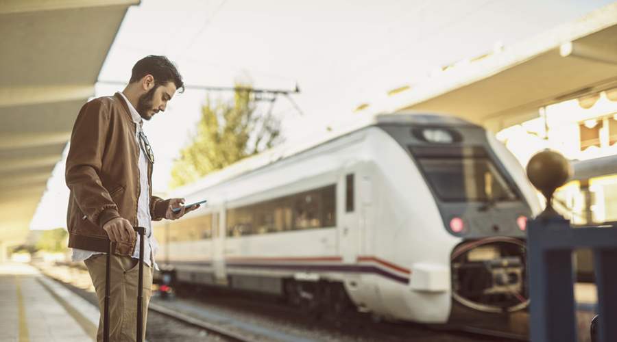 Grève transports : un homme attend à la gare