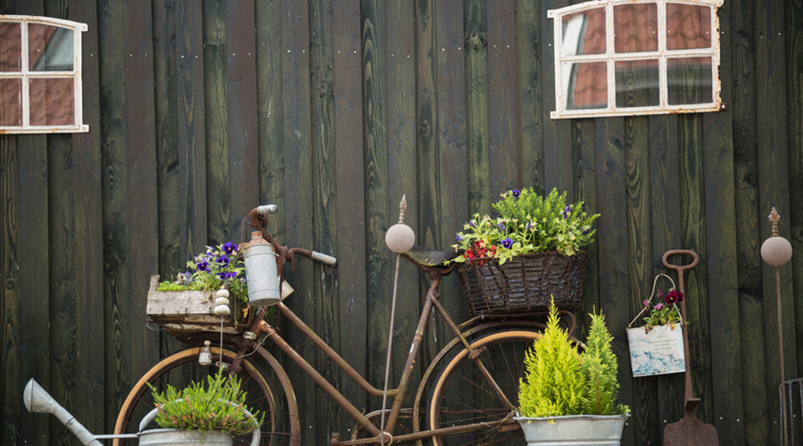 Au jardin, un peu de déco avec des vieux pots