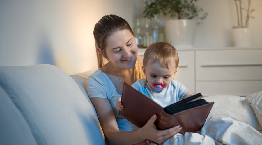 Une maman lit un livre à son bébé