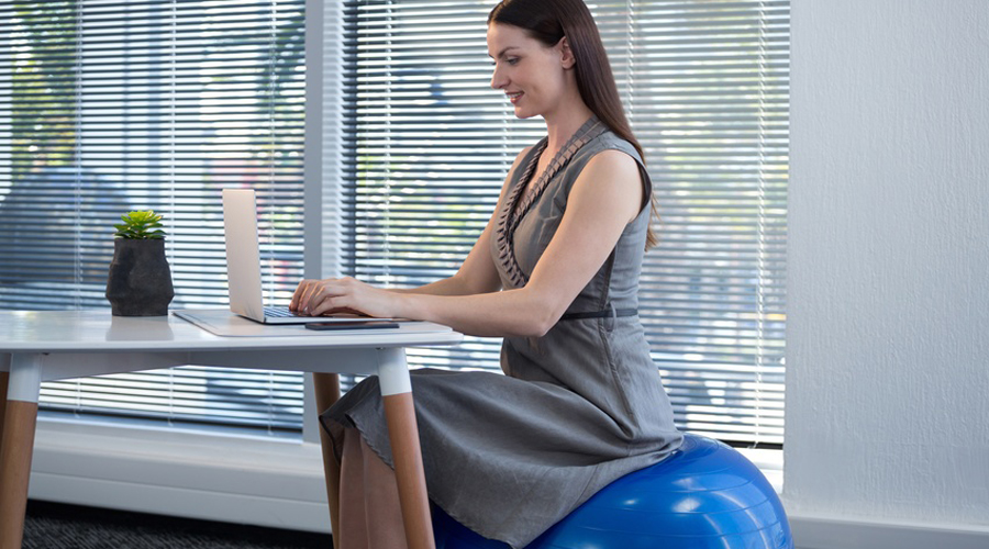 femme bureau swiss ball