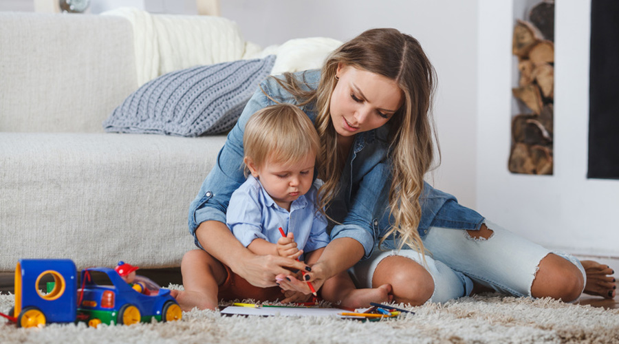 Mère et son enfant qui jouent