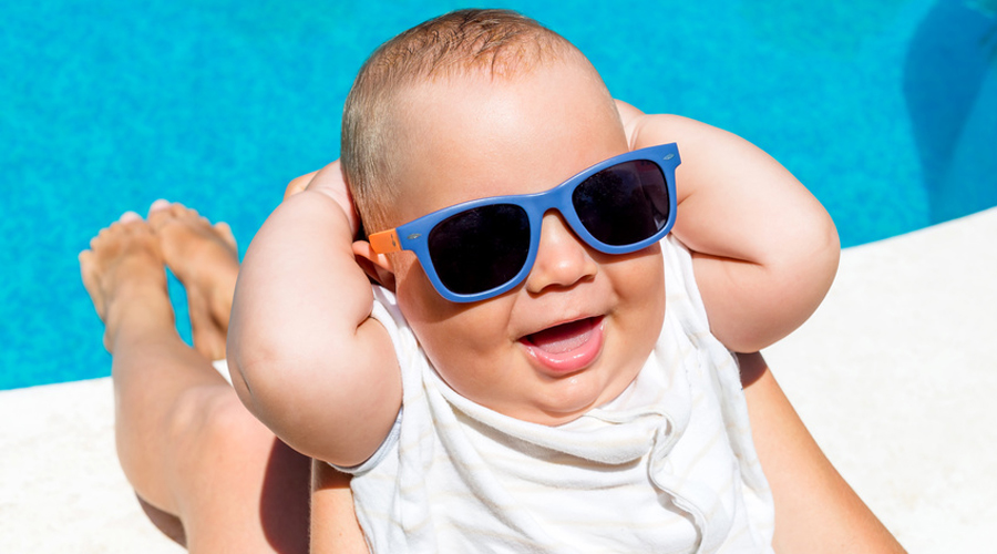 bébé en vacances piscine