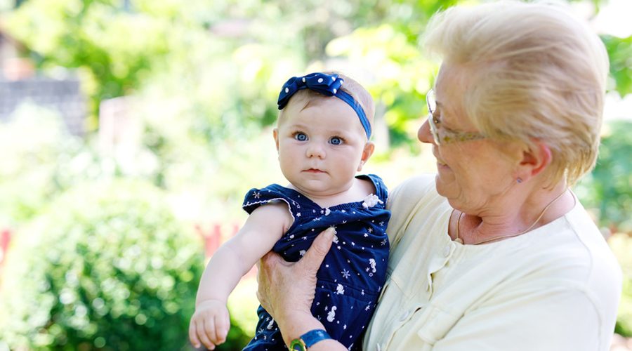 grand-mère avec un bébé