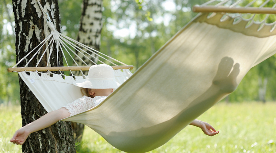 femme dans un hamac en vacances qui dort