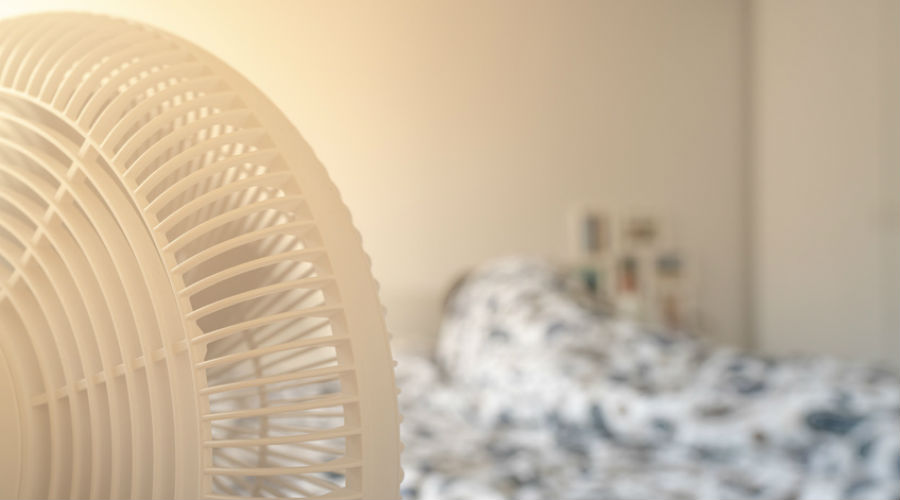 femme qui dort avec son ventilateur allumé