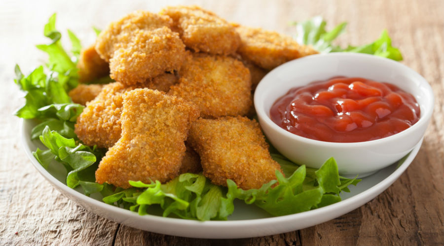 nuggets dans une assiette