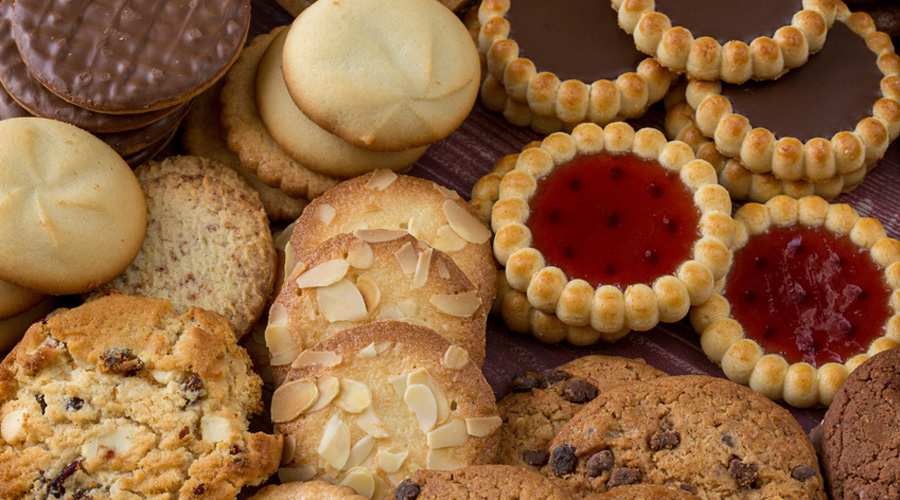 amas de biscuits posés sur une table