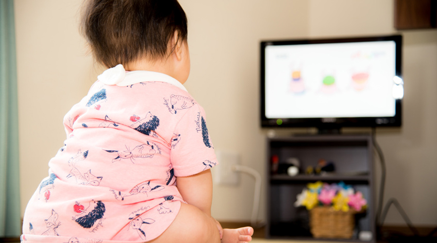 Bébé devant le télé