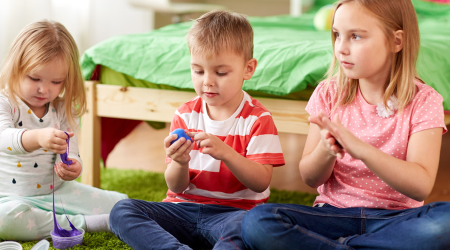 enfant jouant avec du slime