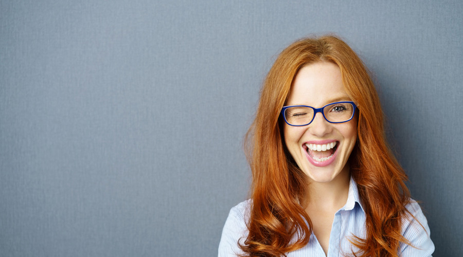 femme regard à lunettes