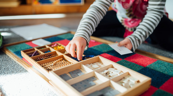 Le matériel Montessori comme dans une école Montessori