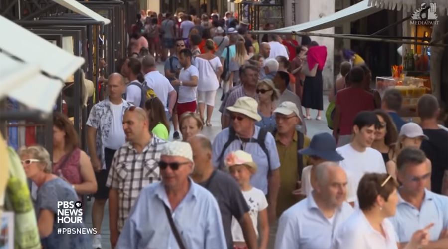Horde de tourisme parcourant les rues de Venise