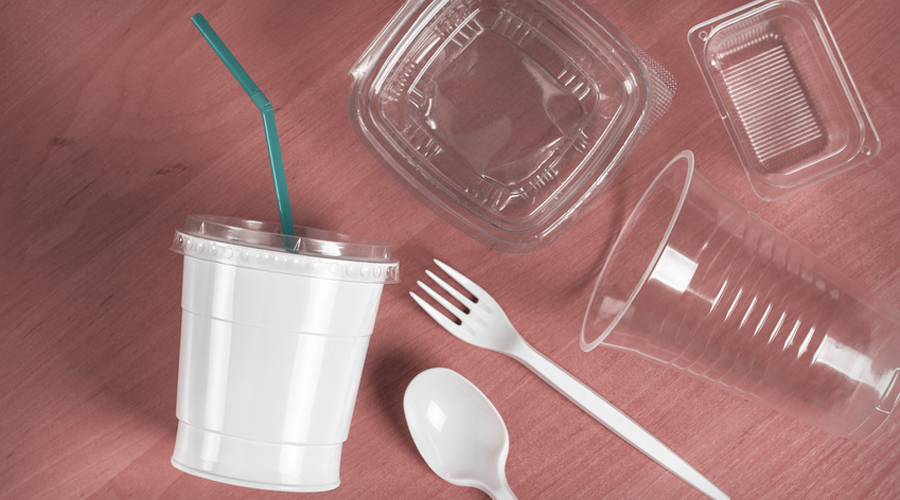 Plastique : un décret adapte les interdictions visant la vaisselle