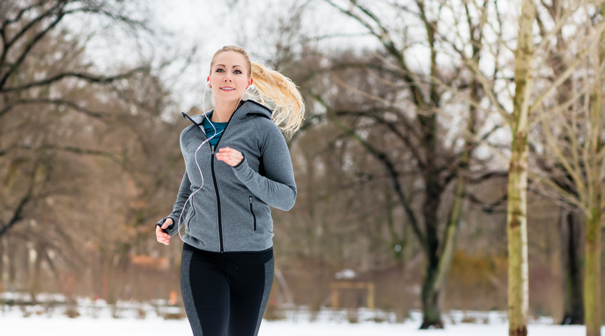 Une femme qui fait du sport dans la neige