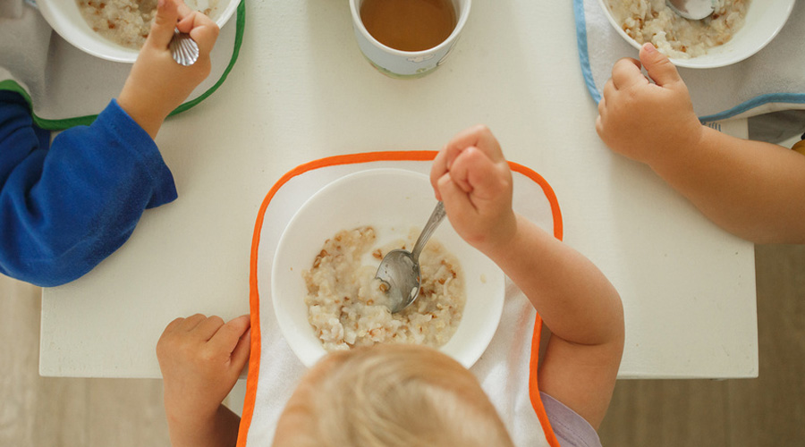 Bébés mangeant à la cantine à la crèche