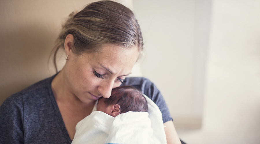 une mère et son bébé à la maternité