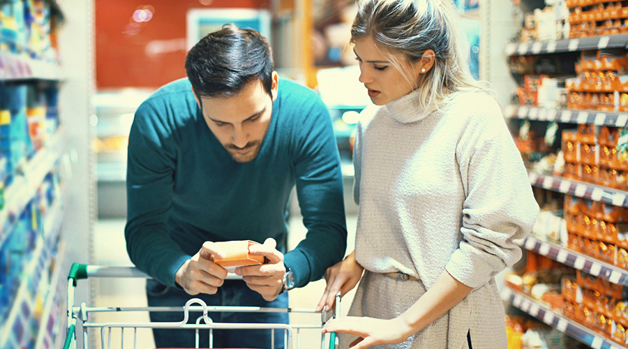 Un couple en train de faire ses courses