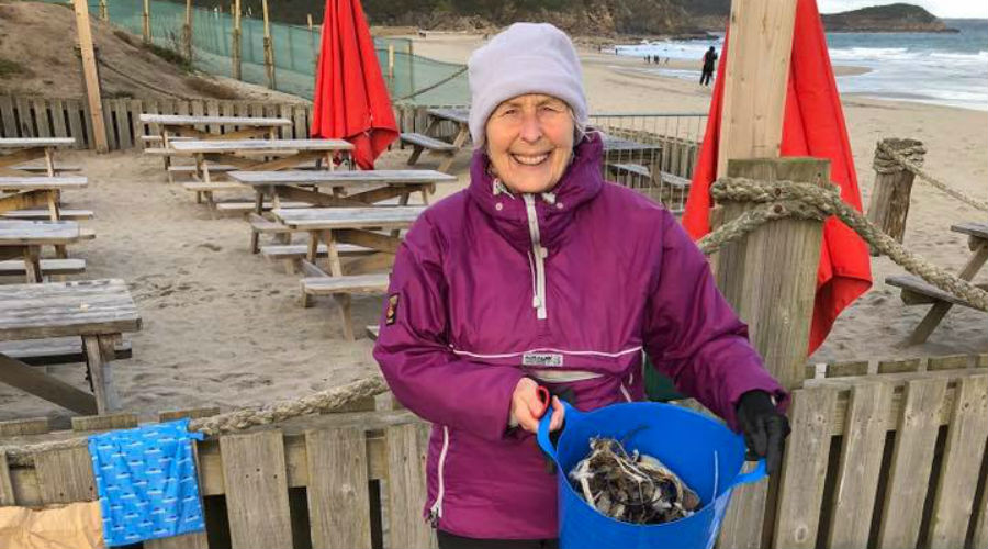 A 70 ans, elle nettoie les plages pour lutter contre la pollution plastique (Vidéo)