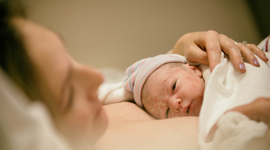 femme accouchement et son bébé