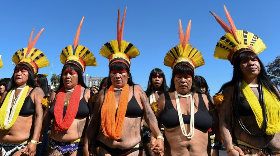 Brésil : des milliers de femmes indigènes manifestent contre la politique de Bolsonaro (vidéo)