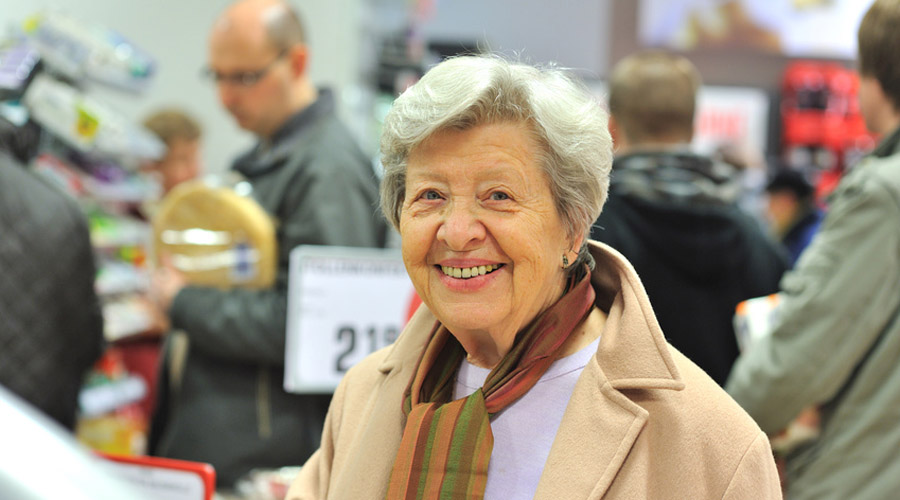 Femme âgée supermarché