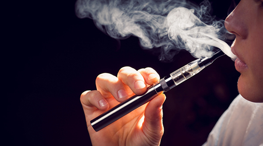 Cigarette électronique : les poumons partiraient aussi en fumée