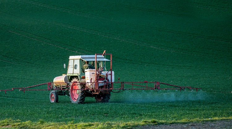 épandage de pesticides