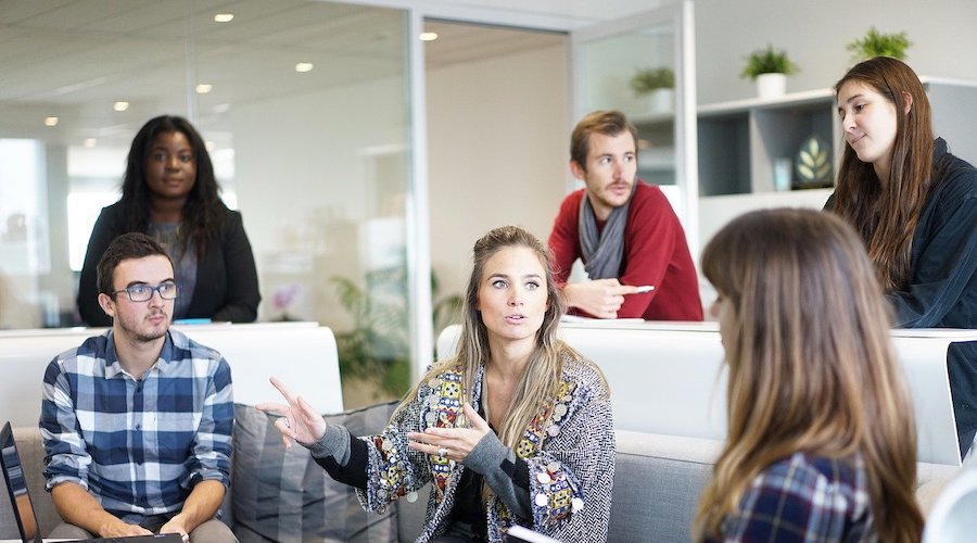 salariés au bureau en entreprise