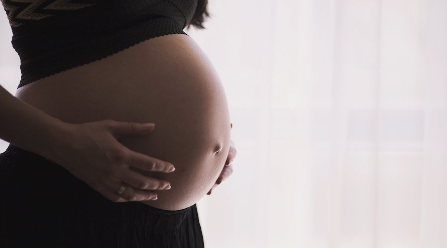 ventre rond de femme enceinte