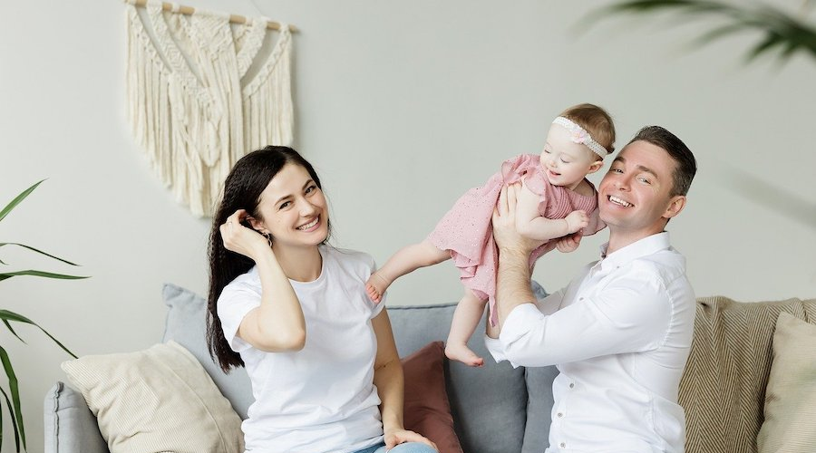 Couple et bébé heureux