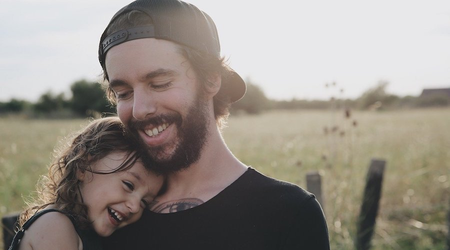 un père et sa fille à la campagne