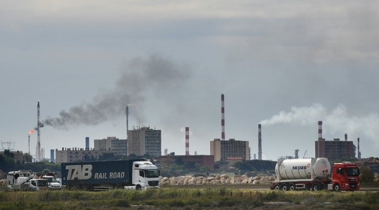 Pollution en Méditerranée après une fuite chimique près de Martigues